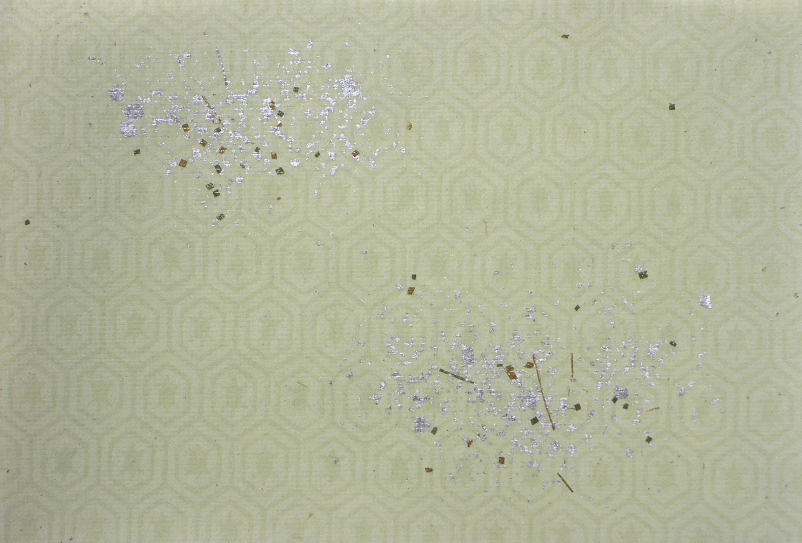 装飾料紙　ハガキ　中色染（抹茶色）　具引唐紙 『二重亀甲紋』　金銀中小切箔砂子ノゲ振　部分拡大へ